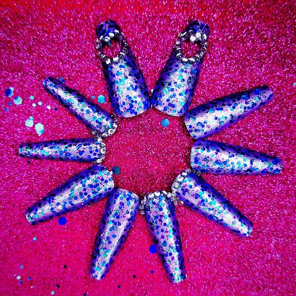 Bria Cut Out Hearts Valentines Nails - Picture 2 of 2